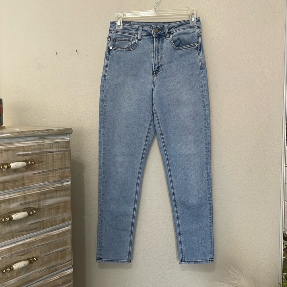 AMERICAN EAGLE STRETCH MOM JEANS